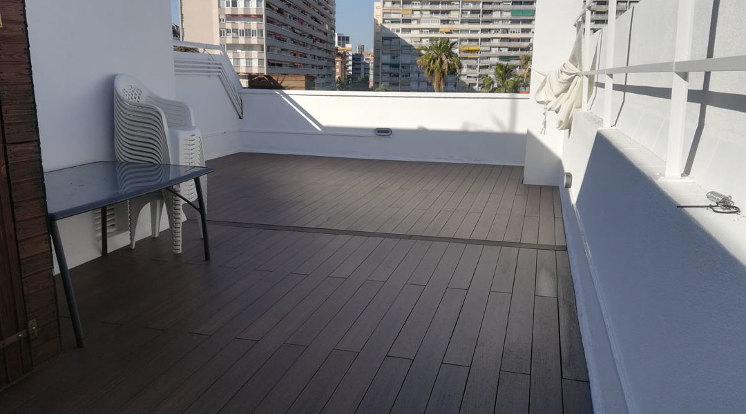 Tarima y césped artificial en terraza ático de Barcelona