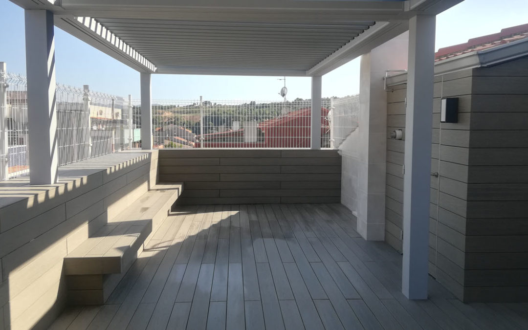 Proyecto terraza ático con pérgola bioclimática y tarima exterior sintética